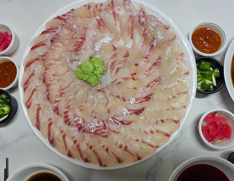 회랑 한잔하는 중입니다.