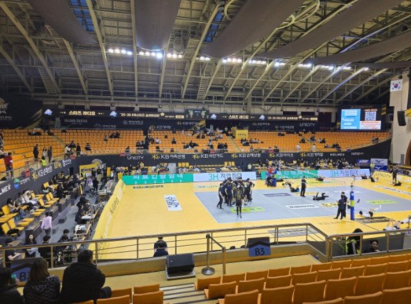 남자배구 손보 대 현캐 직관왔습니다.