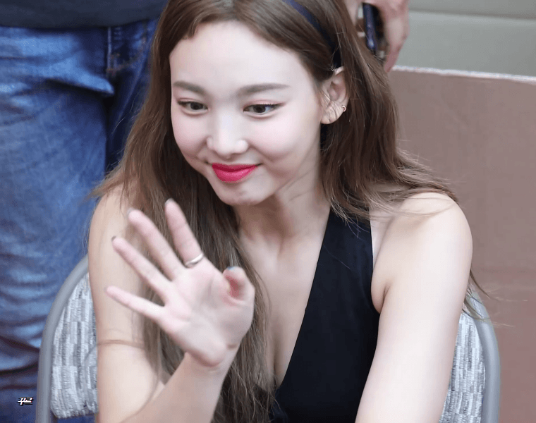 2f7459abf8b47876475fe06773105719_1776089094_5655.gif 트와이스 나연