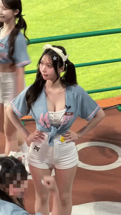 edc5e40e8b1ce7a9b5a1a22479aee55e_1779134224_1779.gif 위에서 내려다 본 치어리더 김새별 직캠